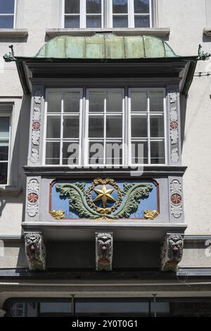 Baie vitrée décorée avec art, maçonnerie sur une maison de ville historique dans le quartier du monastère, vieille ville historique de Sankt Gallen, canton de nouveaux G. Banque D'Images