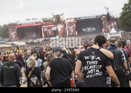 Couple embrassant devant les principales scènes du Wacken Open Air à Wacken. Le festival du métal traditionnel a lieu du 31 juillet au 3 août 2024 Banque D'Images