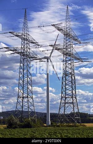 Deux pylônes aériens et une éolienne, Witten, région de la Ruhr, Rhénanie du Nord-Westphalie, Allemagne, Europe Banque D'Images