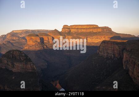 Coucher de soleil à Blyde River Canyon avec trois Rondawels pic, vue sur le canyon avec Blyde River et les montagnes de table dans la lumière du soir, paysage de canyon, Pa Banque D'Images