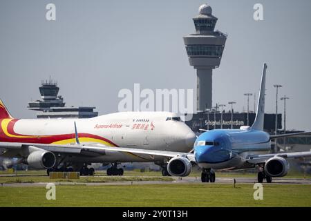 Suparna Airlines Cargo Boeing 747 et KLM Boeing 737-8K2, appareils à l'aéroport d'Amsterdam Schiphol, sur la voie de circulation pour le décollage sur l'Aalsmeerbaan, 18L. Banque D'Images