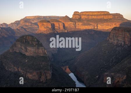 Coucher de soleil à Blyde River Canyon avec trois Rondawels pic, vue sur le canyon avec Blyde River et les montagnes de table dans la lumière du soir, paysage de canyon, Pa Banque D'Images