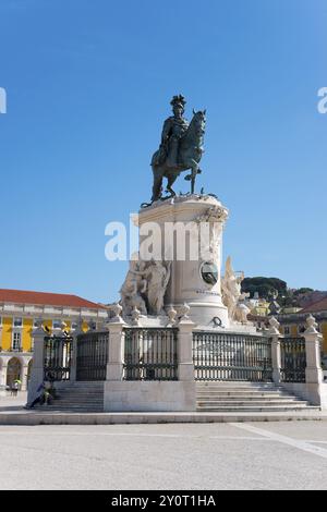 Grand monument avec une statue équestre dans une place sous un ciel bleu clair, statue équestre du roi Joseph I, Praca do Comercio, place du commerce, T. Banque D'Images