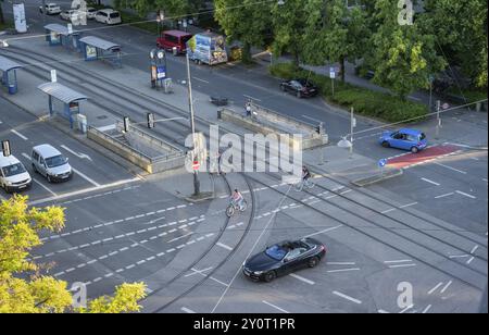 Vue d'en haut d'un carrefour routier avec arrêt de tramway, cyclistes et voitures traversant le carrefour, Stiglmaierplatz, Munich, haute-Bavière, Bavière, Allemagne, Banque D'Images