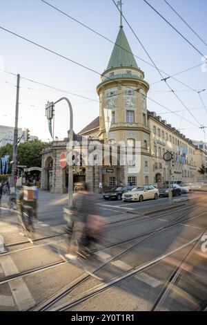 Cyclistes traversant le feu rouge à Stiglmaierplatz, flou de mouvement, Loewenbraeukeller de la brasserie Loewenbraeu en arrière-plan, Stiglmaier Banque D'Images