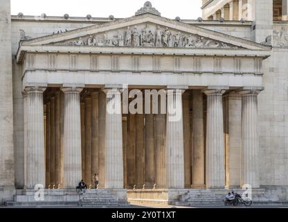 Propylaeen, City Gate at Koenigsplatz à la lumière du soir, Kunstareal Munich, Munich, Bavière, Allemagne, Europe Banque D'Images