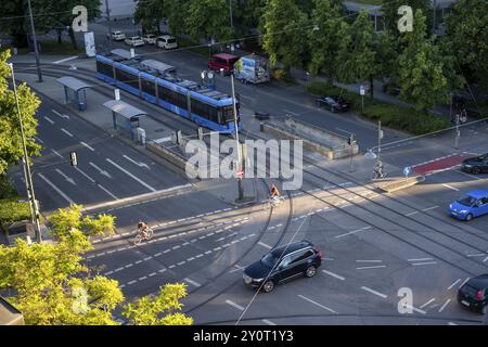 Vue d'en haut d'un carrefour routier avec tramway et arrêt de tramway, cyclistes et voitures traversant le carrefour, Stiglmaierplatz, Munich, haute-Bavière, Bavière, Banque D'Images