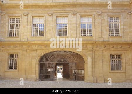 Façade de maison avec portail en métal et fenêtre dans la cour intérieure de la mairie, décorations, arche, entrée, Hôtel de ville, place de l'Hôtel de V Banque D'Images