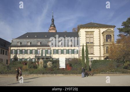 Maison Rose et tour de l'église de St Pierre et Paul, villa, gens, promenade du Rhin, place Montrichard, Eltville, Rheingau, Taunus, Hesse, Allemagne, euro Banque D'Images