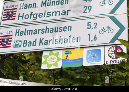 Direction Hannoversch Muenden, Hofgeismar, Bad Karlshafen, distance, symbole, divers itinéraires cyclables longue distance, Weser cycle route, Weser Cyc Banque D'Images