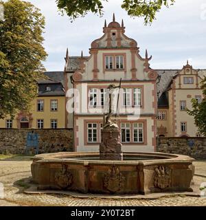Fontaine Saint-Georges en face du château dans le parc du château de Friedberg, Friedberg, Hesse, Allemagne, Europe Banque D'Images