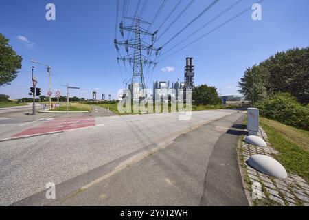 Centrale au charbon de Moorburg avec pylône à haute tension et route dans le district de Moorburg, ville libre et hanséatique de Hambourg, ville hanséatique, indep Banque D'Images