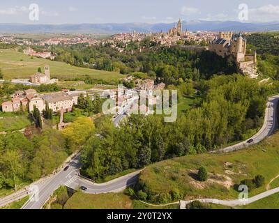 Vue aérienne d'une ville médiévale avec des châteaux et un environnement verdoyant dans une vallée vallonnée, vue aérienne avec vue large, quelques bâtiments avec plâtre moderne, Banque D'Images