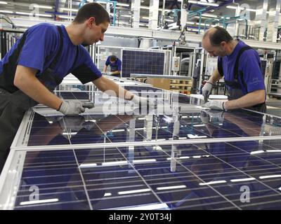 Freiberg, 08.02.2010, ouvrier assembler des panneaux solaires, Freiberg, Allemagne, Europe Banque D'Images