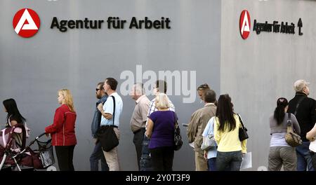 Berlin, 01.09.2009, File d'attente des demandeurs d'emploi. Job Centre Berlin Lichtenberg, Berlin, Allemagne, Europe Banque D'Images