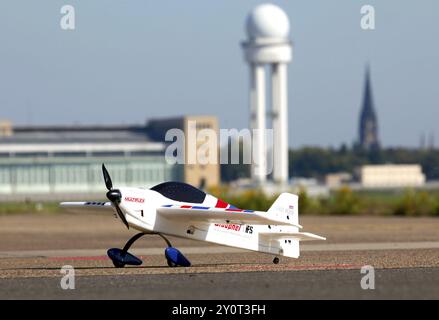 Berlin, 12.10.09 2010, Un modèle réduit d'avion se trouve sur la piste de l'ancien aéroport de Tempelhof, aujourd'hui Tempelhof Park, Berlin, Allemagne, Europe Banque D'Images