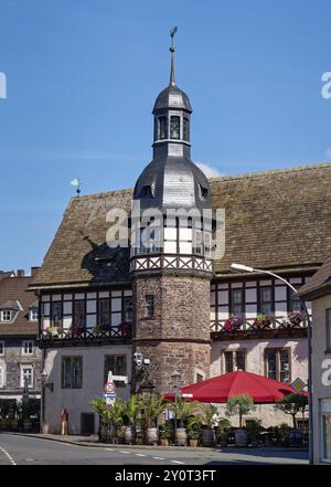 Tour Ratskeller et le côté sud de l'hôtel de ville historique dans le style Weser Renaissance dans le centre-ville. Hoexter, Weserbergland, Rhénanie du Nord-Westp Banque D'Images