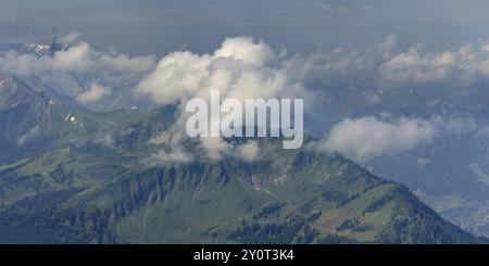 Panorama de montagne du Nebelhorn, 2224m, au sud à Kanzelwand, station de montagne du téléphérique de Kanzelwand, le Fellhorn nuageux et Soeller Banque D'Images