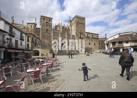 UNESCO Real Monasterio de Nuestra Senora, complexe monastère, gens, enfant, pub de rue, Guadalupe, Estrémadure, Espagne, Europe Banque D'Images