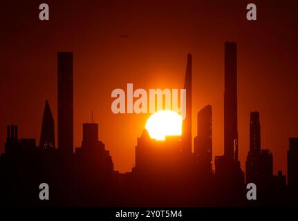 Flushing Meadow, États-Unis. 03 septembre 2024. Le soleil se couche derrière les gratte-ciel de Manhattan depuis le sommet du stade Arthur Ashe lors des US Open Tennis Championships 2024 au USTA Billie Jean King National Tennis Center le mardi 3 septembre 2024 à New York. Photo de John Angelillo/UPI crédit : UPI/Alamy Live News Banque D'Images