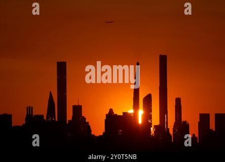 Flushing Meadow, États-Unis. 03 septembre 2024. Le soleil se couche derrière les gratte-ciel de Manhattan depuis le sommet du stade Arthur Ashe lors des US Open Tennis Championships 2024 au USTA Billie Jean King National Tennis Center le mardi 3 septembre 2024 à New York. Photo de John Angelillo/UPI crédit : UPI/Alamy Live News Banque D'Images