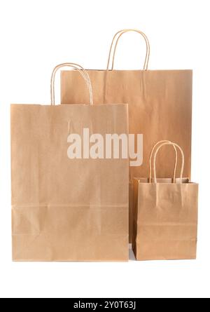 trois sacs d'artisanat avec poignées tordues sur fond blanc Banque D'Images