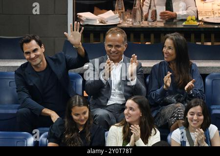 Flushing NY, États-Unis. 03 septembre 2024. **PAS DE JOURNAUX DE New York** Roger Federer et le PDG de Rolex Jean-Frederic Dufour ont vu Aryna Sabalenka vs Qinwen Zheng lors des quarts de finale féminins de l'US Open 2024 sur le stade Arthur Ashe au centre national de tennis Billie Jean King de l'USTA le 3 septembre 2024 à Flushing Queens. Crédit : Mpi04/Media Punch/Alamy Live News Banque D'Images