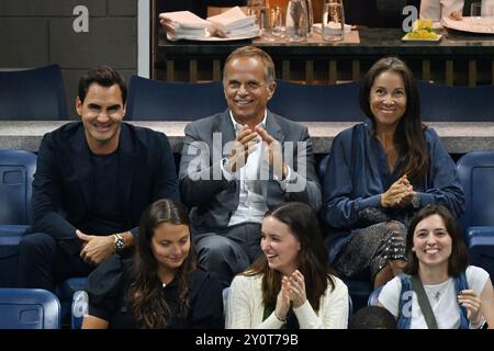 Flushing NY, États-Unis. 03 septembre 2024. **PAS DE JOURNAUX DE New York** Roger Federer et le PDG de Rolex Jean-Frederic Dufour ont vu Aryna Sabalenka vs Qinwen Zheng lors des quarts de finale féminins de l'US Open 2024 sur le stade Arthur Ashe au centre national de tennis Billie Jean King de l'USTA le 3 septembre 2024 à Flushing Queens. Crédit : Mpi04/Media Punch/Alamy Live News Banque D'Images