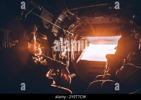 Un Marine américain affecté à la reconnaissance Company, 15th Marine Expeditionary Unit, regarde le coucher du soleil depuis l'arrière d'un MV-22B Osprey attaché au Marine Medium Tiltrotor Squadron (VMM) 165 (rein.), 15th MEU, après l'achèvement d'un raid à longue portée avec Republic of Korea Navy SEALs, ROK Marines affecté au 1st reconnaissance Battalion, 1st ROK Marine Division, et les commando de la Royal Marine du Royaume-Uni affectés au 40 Commando, au complexe Rodriguez Live-Fire, Corée du Sud, le 29 août 2024, dans le cadre de l'exercice Ssang Yong 24. L'exercice SY24 renforce la ROK-US Alliance et partenariat avec le Royaume-Uni Thr Banque D'Images