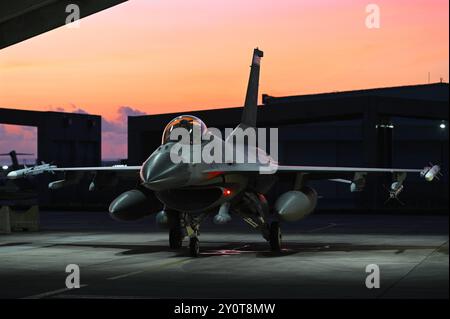 Un pilote et un F-16 Fighting Falcon affectés au 179th Fighter Squadron, 148th Fighter Wing, Minnesota Air National Guard, se préparent à voler pendant leur déploiement à la base aérienne de Kadena, au Japon, le 22 août 2024. Le 148e se déroule à Kadena dans le cadre d’un déploiement rotatif démontrant l’engagement des États-Unis dans la région Indo-Pacifique. (Photo de la Garde nationale aérienne américaine par Airman 1re classe Addie Peterson) Banque D'Images