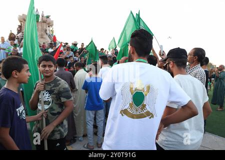 Bani Waled, Libye. 01 Sep, 2024. Les gens se rassemblent avec des drapeaux le long des rues pendant l'événement. Un groupe de Libyens protestent et célèbrent la Révolution de septembre dans la ville de Bani Walid, tout en exigeant le retour du règne de Saïf al-Islam Kadhafi en Libye. Crédit : SOPA images Limited/Alamy Live News Banque D'Images