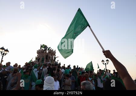 Bani Waled, Libye. 01 Sep, 2024. Les gens se rassemblent avec des drapeaux le long des rues pendant l'événement. Un groupe de Libyens protestent et célèbrent la Révolution de septembre dans la ville de Bani Walid, tout en exigeant le retour du règne de Saïf al-Islam Kadhafi en Libye. Crédit : SOPA images Limited/Alamy Live News Banque D'Images