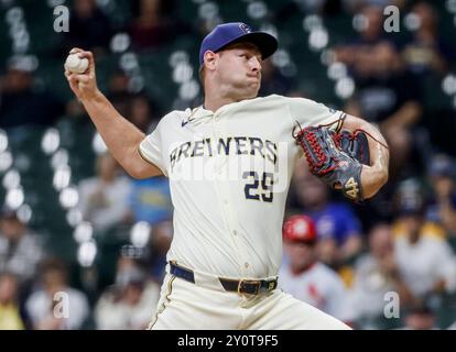 Miwaukee, États-Unis. 03 septembre 2024. Le lanceur de secours des Milwaukee Brewers, Trevor Megill, lance la huitième manche du match MLB entre les Louis Cardinals et les Milwaukee Brewers au American Family Field à Milwaukee, WISCONSIN, le mardi 3 septembre 2024. Photo de Tannen Maury/UPI. Crédit : UPI/Alamy Live News Banque D'Images