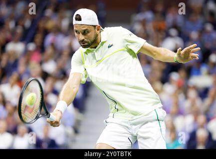 Flushing Meadow, États-Unis. 03 septembre 2024. Grigor Dimitrov de Bulgarie retourne un ballon à Frances Tiafoe en quart de finale au stade Arthur Ashe lors des US Open Tennis Championships 2024 au Centre National de Tennis Billie Jean King de l'USTA le mardi 3 septembre 2024 à New York. Photo de John Angelillo/UPI crédit : UPI/Alamy Live News Banque D'Images