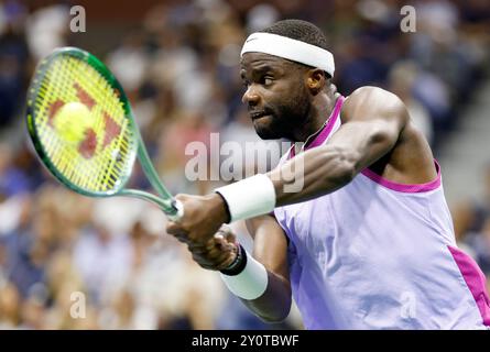 Flushing Meadow, États-Unis. 03 septembre 2024. Frances Tiafoe retourne un ballon à Grigor Dimitrov de Bulgarie en quart de finale au stade Arthur Ashe lors des US Open Tennis Championships 2024 au Centre National de Tennis Billie Jean King de l'USTA le mardi 3 septembre 2024 à New York. Photo de John Angelillo/UPI crédit : UPI/Alamy Live News Banque D'Images