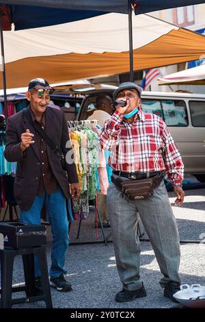 PERAK, MALAISIE - 18 octobre 2022 : chanteuse de rue jouant au marché du matin à Karai, Kuala Kangsar. Banque D'Images