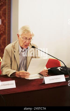 Conférence de presse de l'ouverture du Romaeuropa Festival 39ème édition à la Sala Grigia du Teatro dell'Opera à Rome. Étaient présents le Président de la Fondazione Romaeuropa Guido Fabiani, le Directeur général et artistique de la Fondazione Romaeuropa Fabrizio Grifasi qui a présenté le programme de cette édition. Suivent à la conférence de presse Christos Papadopoulos, Cédrix Andrieux, Directeur du Ballet de l’Opéra de Lyon, Gavin Bryars qui a présenté le ballet inaugural qui ouvrira le festival. Le surintendant du Teatro dell'Opera di Roma Fran était également présent à l'ouverture Banque D'Images