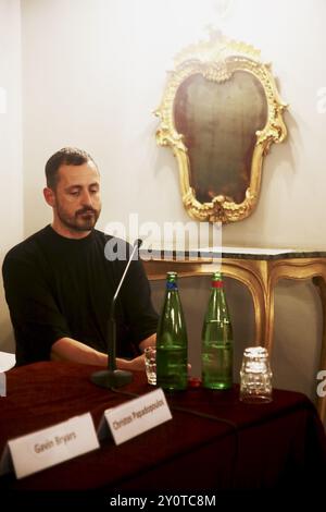 Conférence de presse de l'ouverture du Romaeuropa Festival 39ème édition à la Sala Grigia du Teatro dell'Opera à Rome. Étaient présents le Président de la Fondazione Romaeuropa Guido Fabiani, le Directeur général et artistique de la Fondazione Romaeuropa Fabrizio Grifasi qui a présenté le programme de cette édition. Suivent à la conférence de presse Christos Papadopoulos, Cédrix Andrieux, Directeur du Ballet de l’Opéra de Lyon, Gavin Bryars qui a présenté le ballet inaugural qui ouvrira le festival. Le surintendant du Teatro dell'Opera di Roma Fran était également présent à l'ouverture Banque D'Images