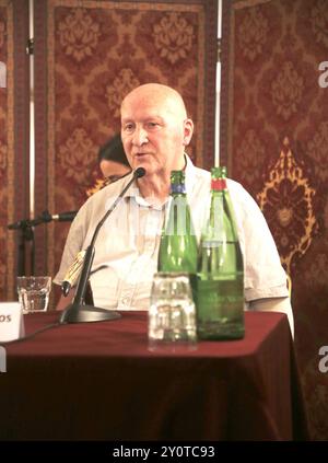 Conférence de presse de l'ouverture du Romaeuropa Festival 39ème édition à la Sala Grigia du Teatro dell'Opera à Rome. Étaient présents le Président de la Fondazione Romaeuropa Guido Fabiani, le Directeur général et artistique de la Fondazione Romaeuropa Fabrizio Grifasi qui a présenté le programme de cette édition. Suivent à la conférence de presse Christos Papadopoulos, Cédrix Andrieux, Directeur du Ballet de l’Opéra de Lyon, Gavin Bryars qui a présenté le ballet inaugural qui ouvrira le festival. Le surintendant du Teatro dell'Opera di Roma Fran était également présent à l'ouverture Banque D'Images