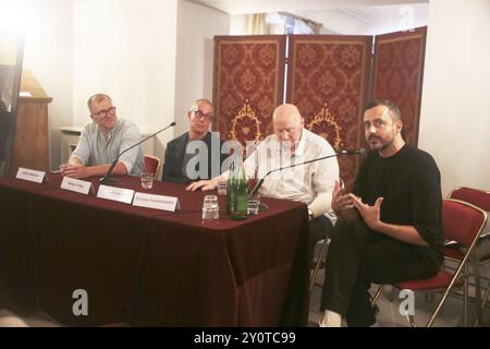 Conférence de presse de l'ouverture du Romaeuropa Festival 39ème édition à la Sala Grigia du Teatro dell'Opera à Rome. Étaient présents le Président de la Fondazione Romaeuropa Guido Fabiani, le Directeur général et artistique de la Fondazione Romaeuropa Fabrizio Grifasi qui a présenté le programme de cette édition. Suivent à la conférence de presse Christos Papadopoulos, Cédrix Andrieux, Directeur du Ballet de l’Opéra de Lyon, Gavin Bryars qui a présenté le ballet inaugural qui ouvrira le festival. Le surintendant du Teatro dell'Opera di Roma Fran était également présent à l'ouverture Banque D'Images