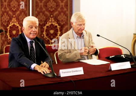 Conférence de presse de l'ouverture du Romaeuropa Festival 39ème édition à la Sala Grigia du Teatro dell'Opera à Rome. Étaient présents le Président de la Fondazione Romaeuropa Guido Fabiani, le Directeur général et artistique de la Fondazione Romaeuropa Fabrizio Grifasi qui a présenté le programme de cette édition. Suivent à la conférence de presse Christos Papadopoulos, Cédrix Andrieux, Directeur du Ballet de l’Opéra de Lyon, Gavin Bryars qui a présenté le ballet inaugural qui ouvrira le festival. Le surintendant du Teatro dell'Opera di Roma Fran était également présent à l'ouverture Banque D'Images