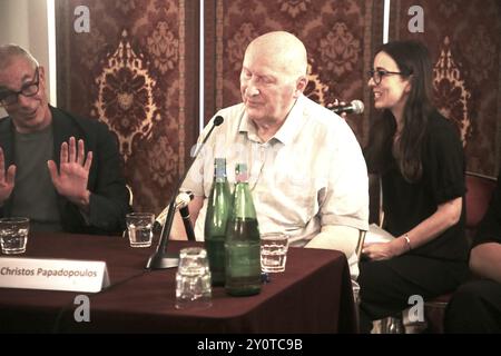 Conférence de presse de l'ouverture du Romaeuropa Festival 39ème édition à la Sala Grigia du Teatro dell'Opera à Rome. Étaient présents le Président de la Fondazione Romaeuropa Guido Fabiani, le Directeur général et artistique de la Fondazione Romaeuropa Fabrizio Grifasi qui a présenté le programme de cette édition. Suivent à la conférence de presse Christos Papadopoulos, Cédrix Andrieux, Directeur du Ballet de l’Opéra de Lyon, Gavin Bryars qui a présenté le ballet inaugural qui ouvrira le festival. Le surintendant du Teatro dell'Opera di Roma Fran était également présent à l'ouverture Banque D'Images