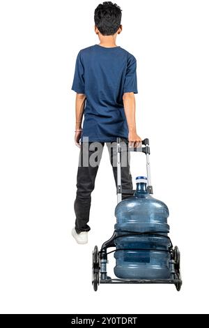 Un homme tire un chariot avec un gallon d'eau dessus. Le chariot est conçu pour transporter des bouteilles d'eau et est utilisé pour transporter la bouteille Banque D'Images