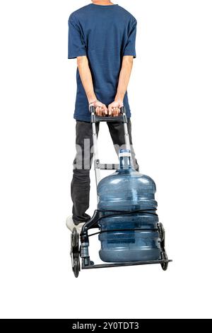 Un homme tire un chariot avec un gallon d'eau dessus. Le chariot est conçu pour transporter des bouteilles d'eau et est utilisé pour transporter la bouteille Banque D'Images
