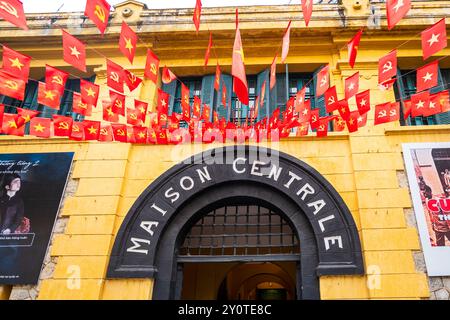 Hanoi, Vietnam - 01.12.2024 : prison Hoa Lo, Hanoi Hilton, musée à Hanoi, Vietnam. L'entrée du complexe pénitentiaire historique à Hanoi Banque D'Images