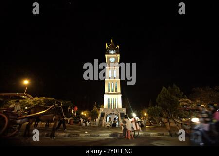 Grande tour d'horloge connue localement sous le nom de Jam Gadang, un point de repère important à Bukittinggi, Sumatra Ouest, Indonésie. Banque D'Images