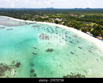 Belitung Kelayang plage et bateaux drone vue. Belle vue aérienne des îles, de la mer et des rochers à Belitung, Indonésie Banque D'Images