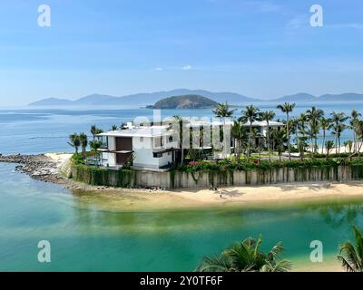 Nha Trang, Vietnam. 23 août 2024. Les coraux sont plantés dans cette zone marine au large de Nha Trang. Il s’agit d’un projet commun de l’hôtel Villa le Corail et de la société Avatar, auquel les touristes peuvent également participer. Crédit : Carola Frentzen/dpa/Alamy Live News Banque D'Images