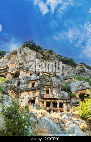 Site archéologique de Myra avec tombes rocheuses à Demre, Turquie. L'ancienne ville de Myra est particulièrement célèbre pour ses tombes rupestres de l'époque lycienne et son théâtre de l'époque romaine Banque D'Images