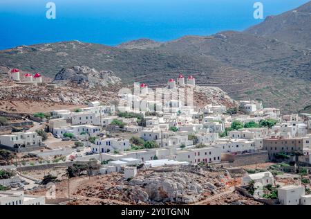 Panorama de Chora d'Amorgos, un village montagneux situé dans le centre de l'île, surplombant la mer Égée. Maisons blanchies à la chaux et moulins à vent. Banque D'Images